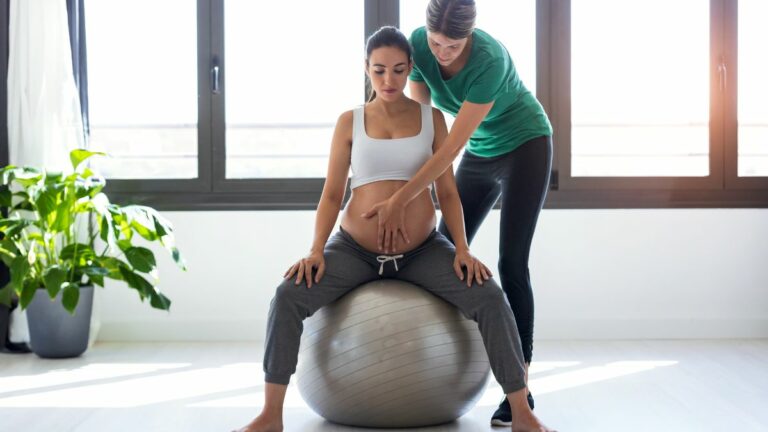 Clases de Pilates y Embarazo: Ejercicios Seguros para Futuras Mamás